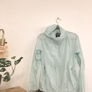 Never worn Mountain hardware kor pre shell hoody